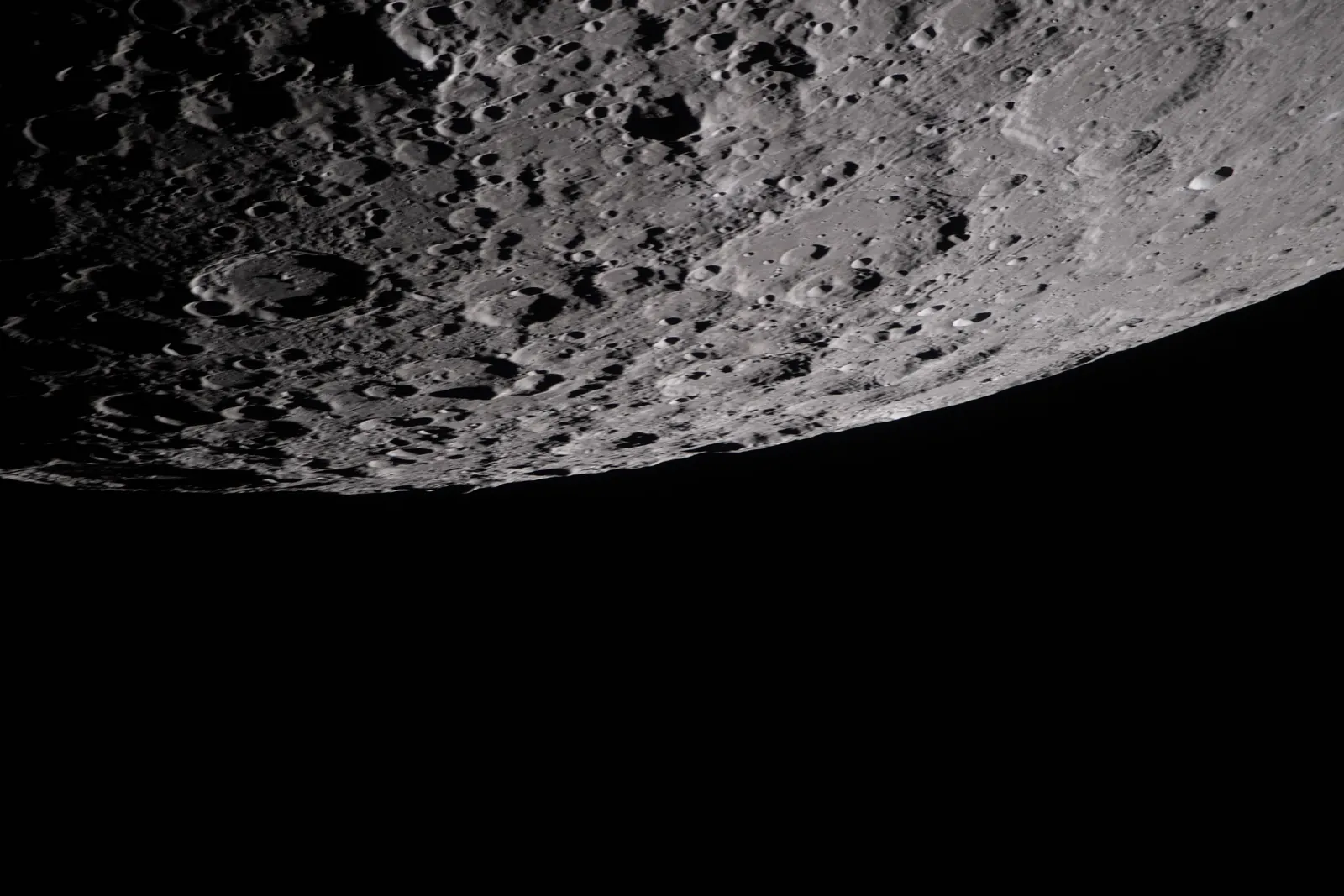 Artemis II photo ART002-E-10336: The lunar far side near Vavilov, from 7,914 km
