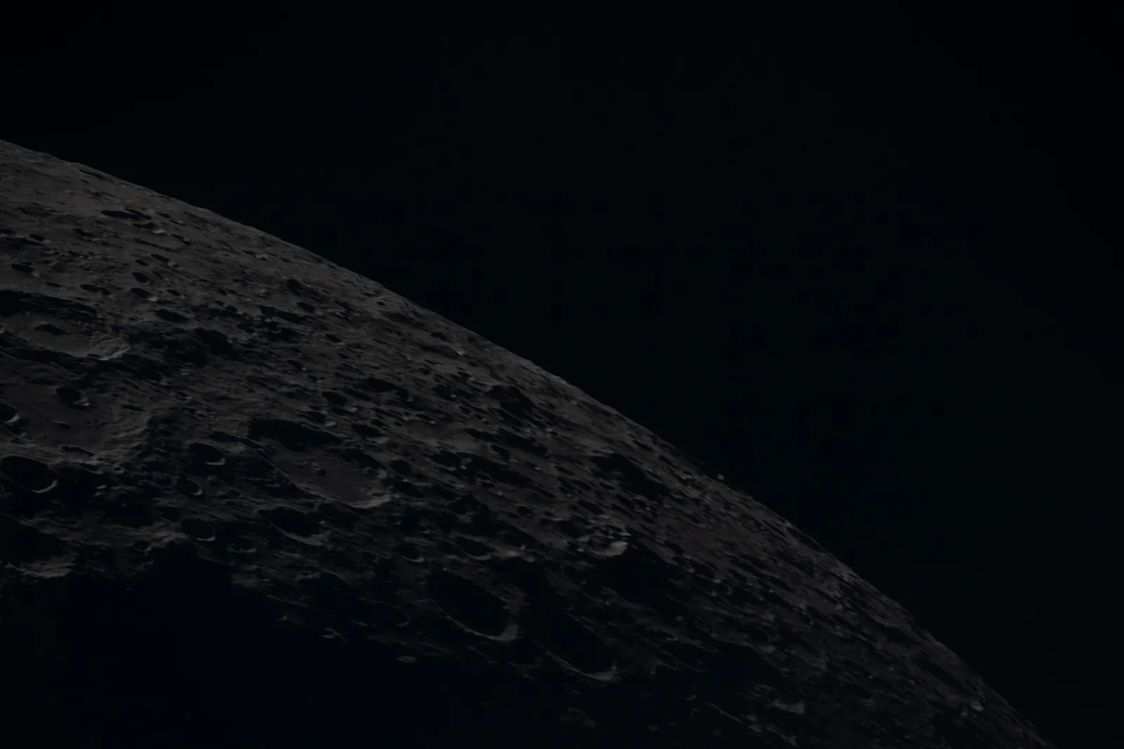 Artemis II photo ART002-E-12659: Earthset at 23:02 UTC: Earth sinking behind the Moon