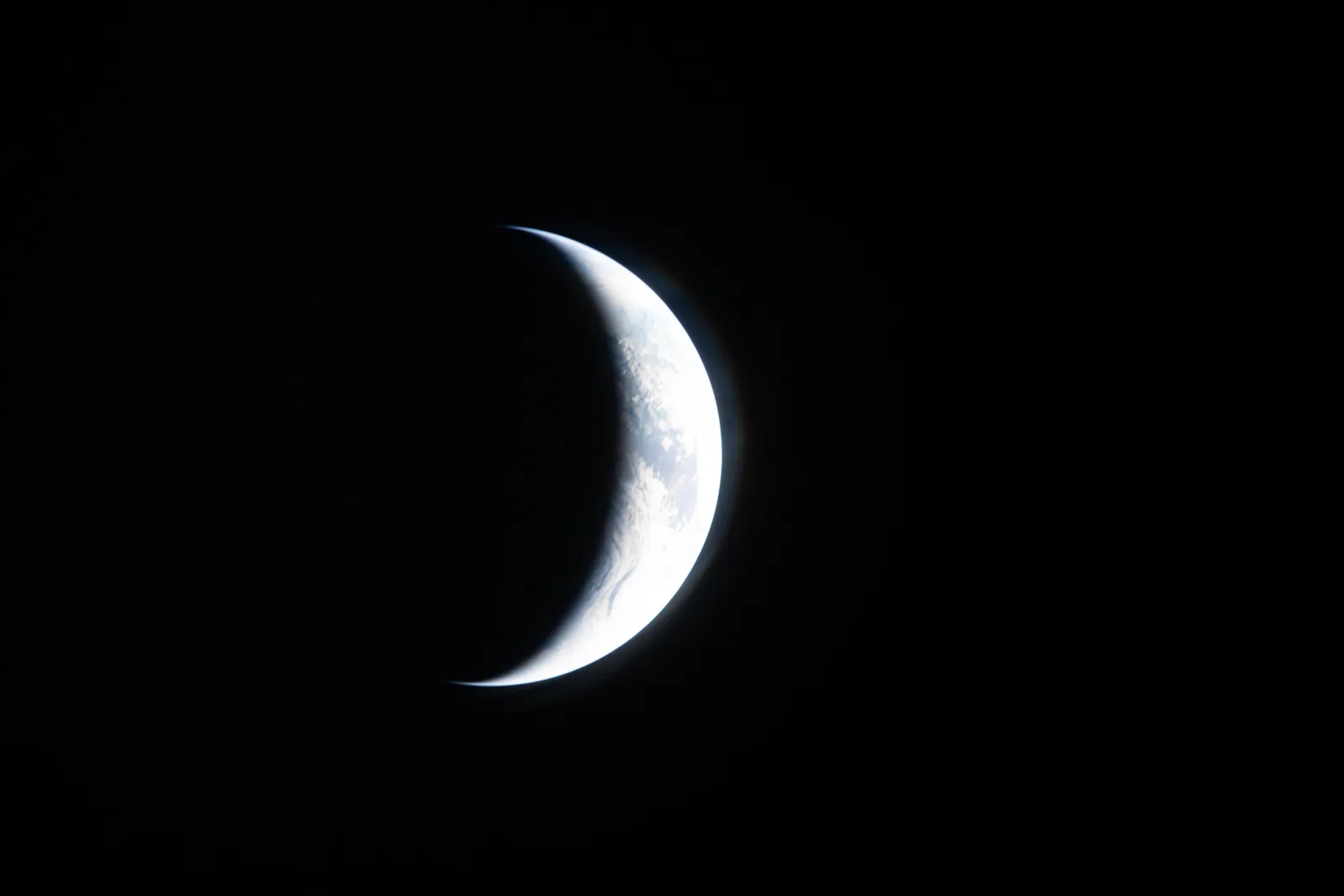 Artemis II photo ART002-E-19174: Earthset at 22:30 UTC: Earth sinking behind the Moon