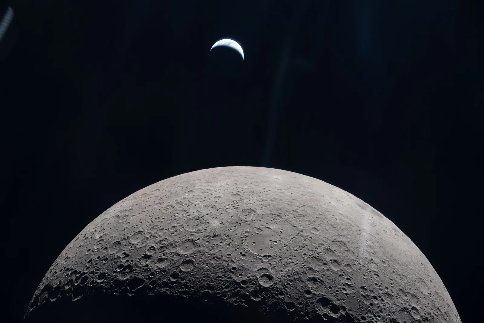 Artemis II photo ART002-E-19192: Earthset at 22:30 UTC: Earth sinking behind the Moon