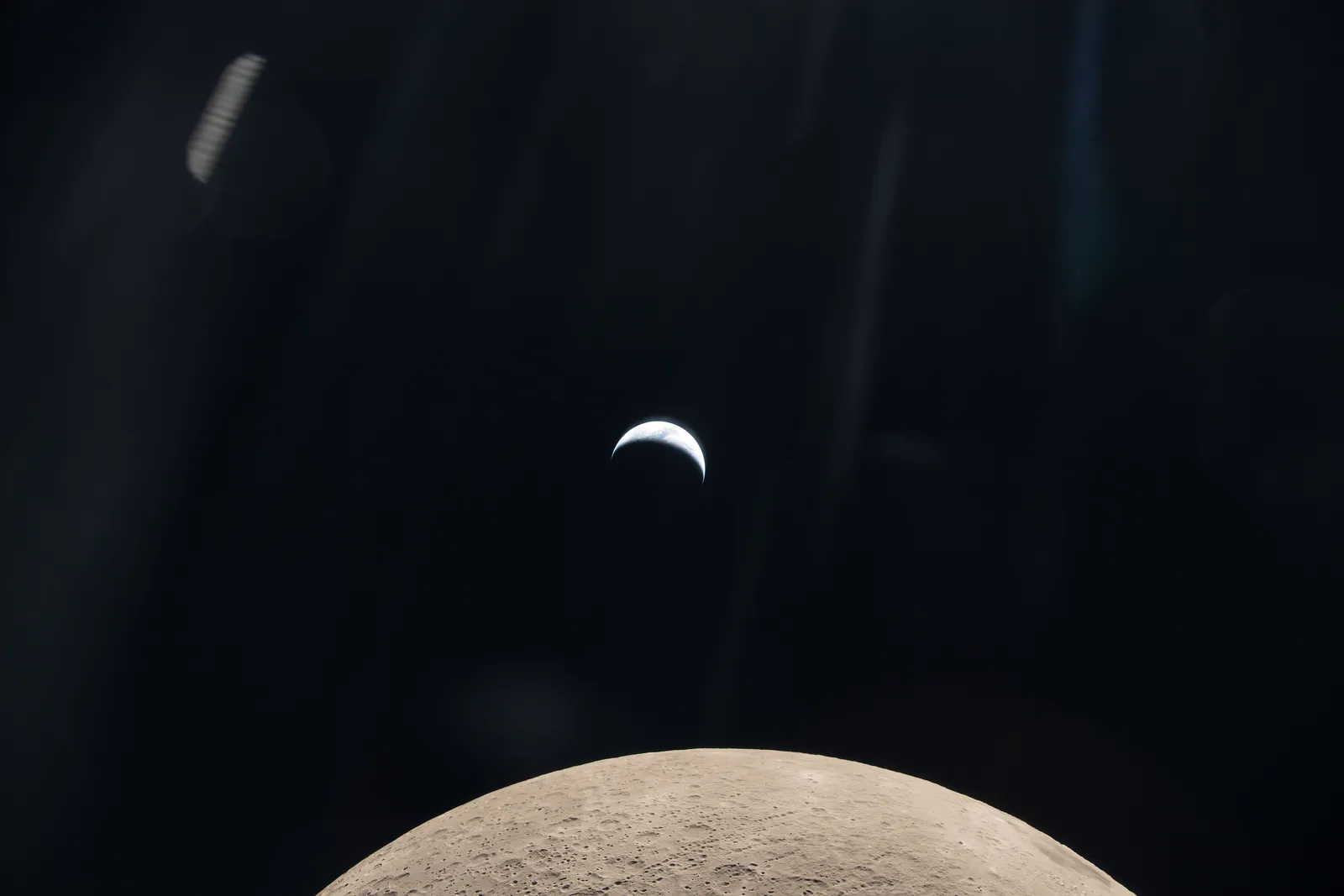Artemis II photo ART002-E-19210: Earthset at 22:31 UTC: Earth sinking behind the Moon