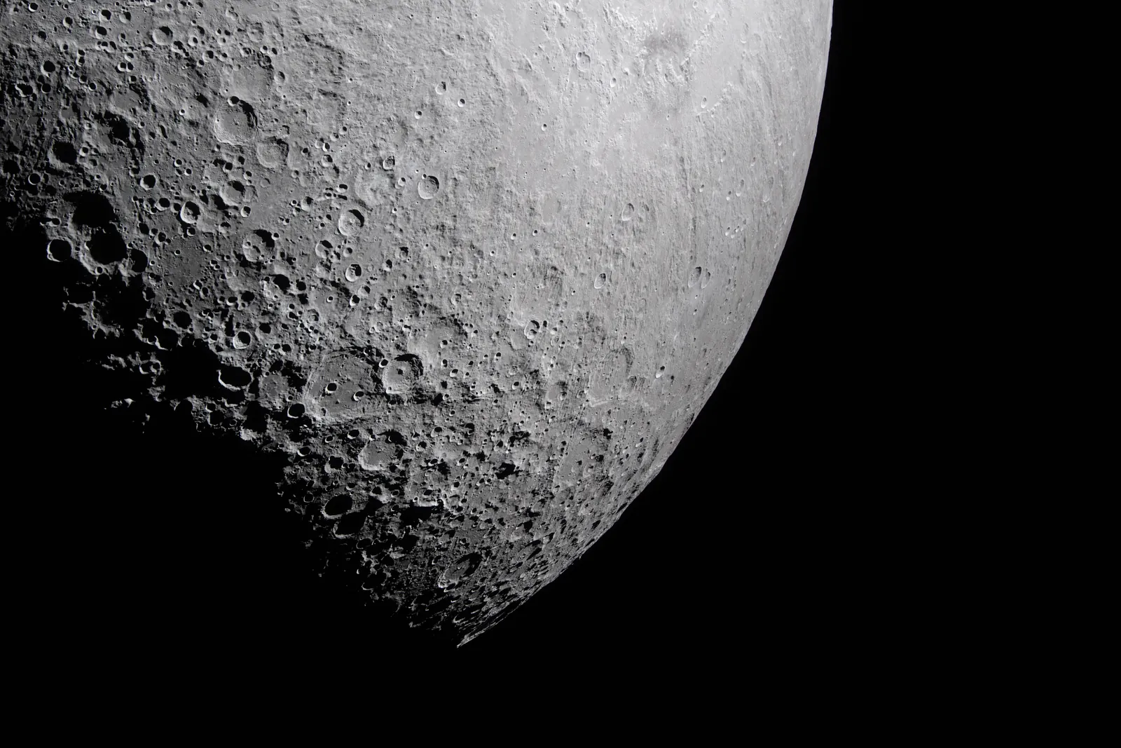 Artemis II photo ART002-E-20686: The lunar far side near Vavilov, from 8,712 km