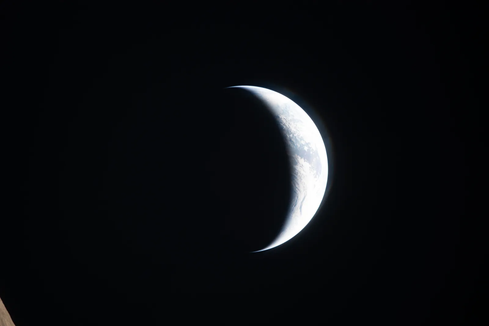 Artemis II photo ART002-E-20956: Earthset at 22:36 UTC: Earth sinking behind the Moon