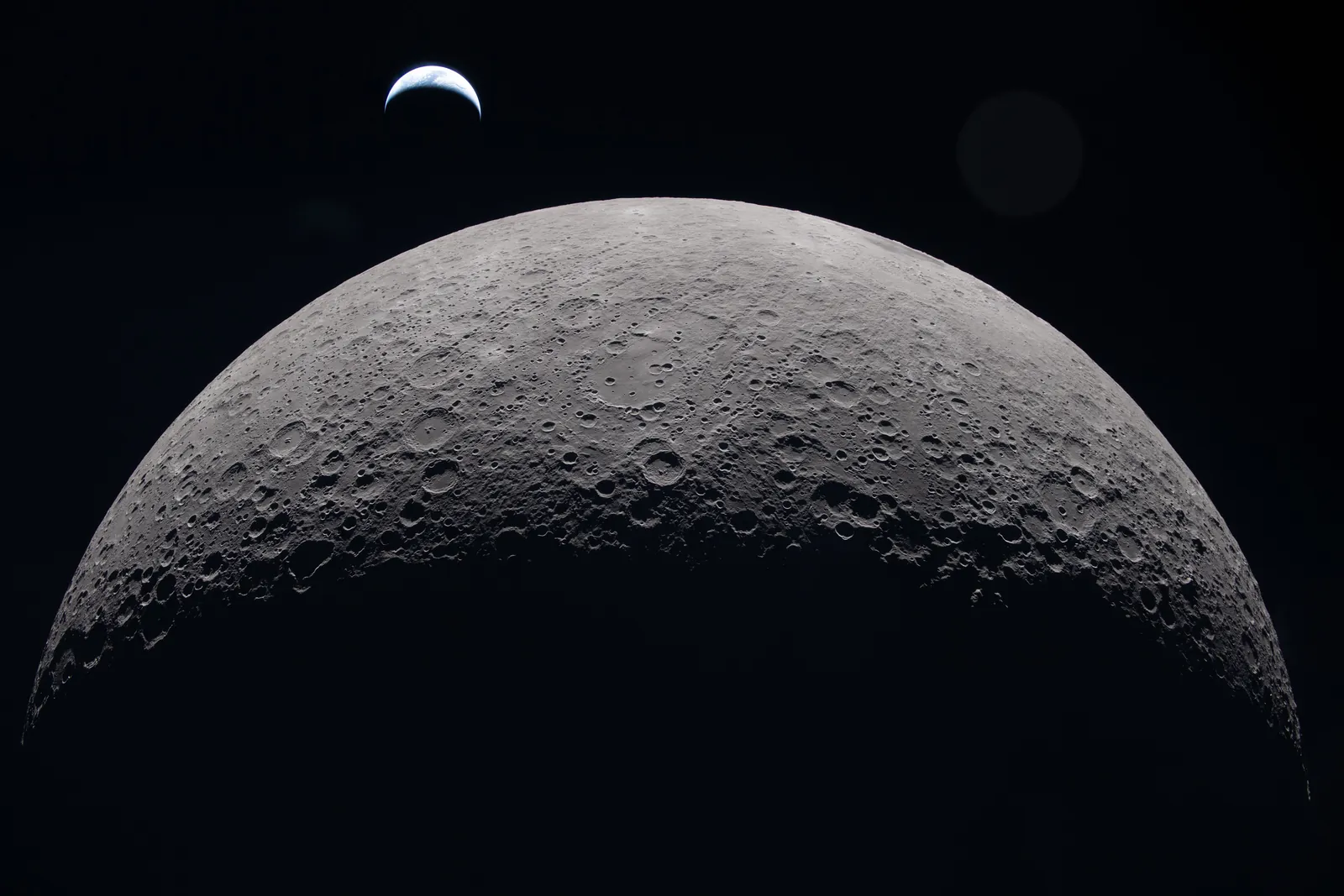 Artemis II photo ART002-E-21021: Earthset at 22:37 UTC: Earth sinking behind the Moon