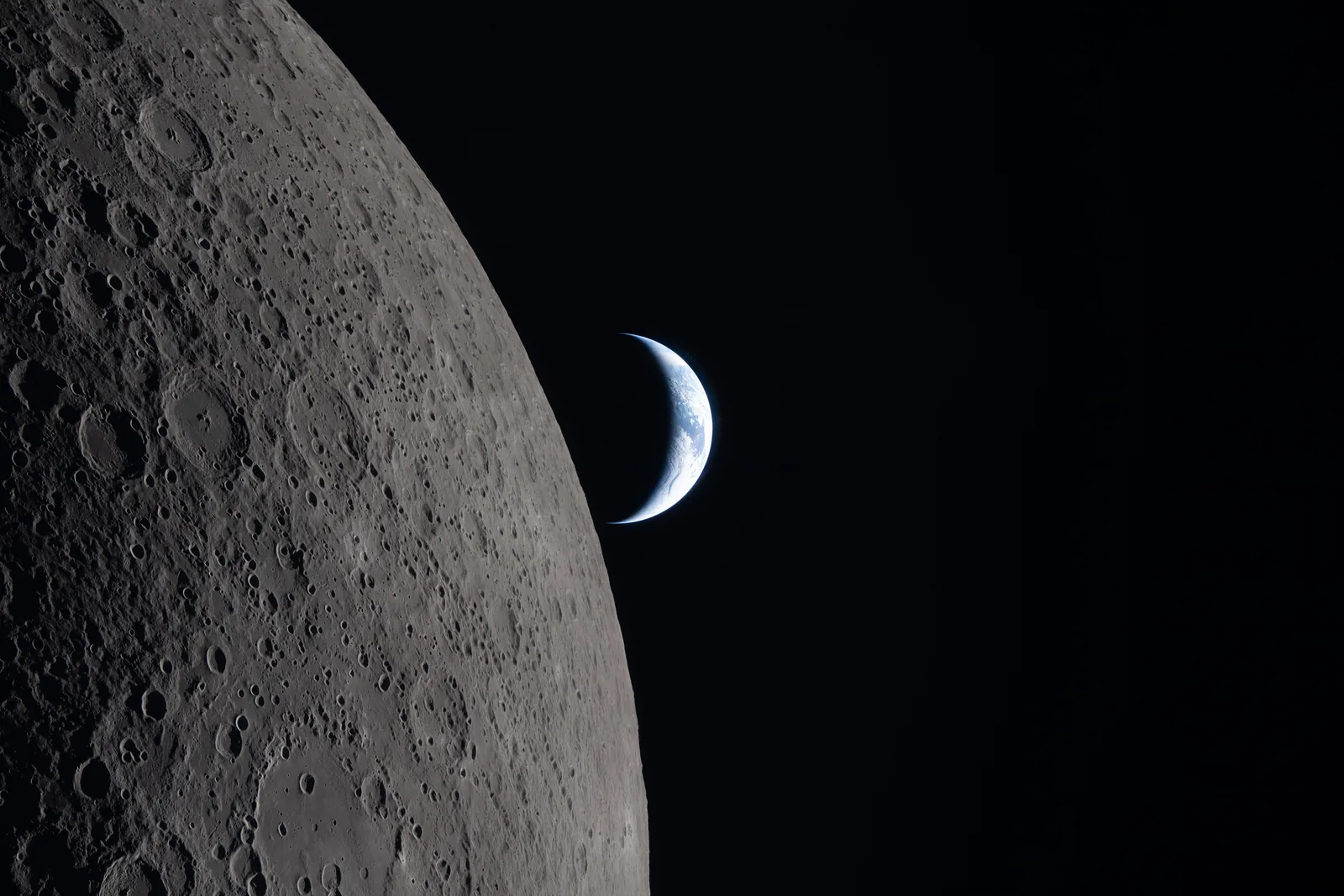 Artemis II photo ART002-E-21115: Earthset at 22:40 UTC: Earth sinking behind the Moon
