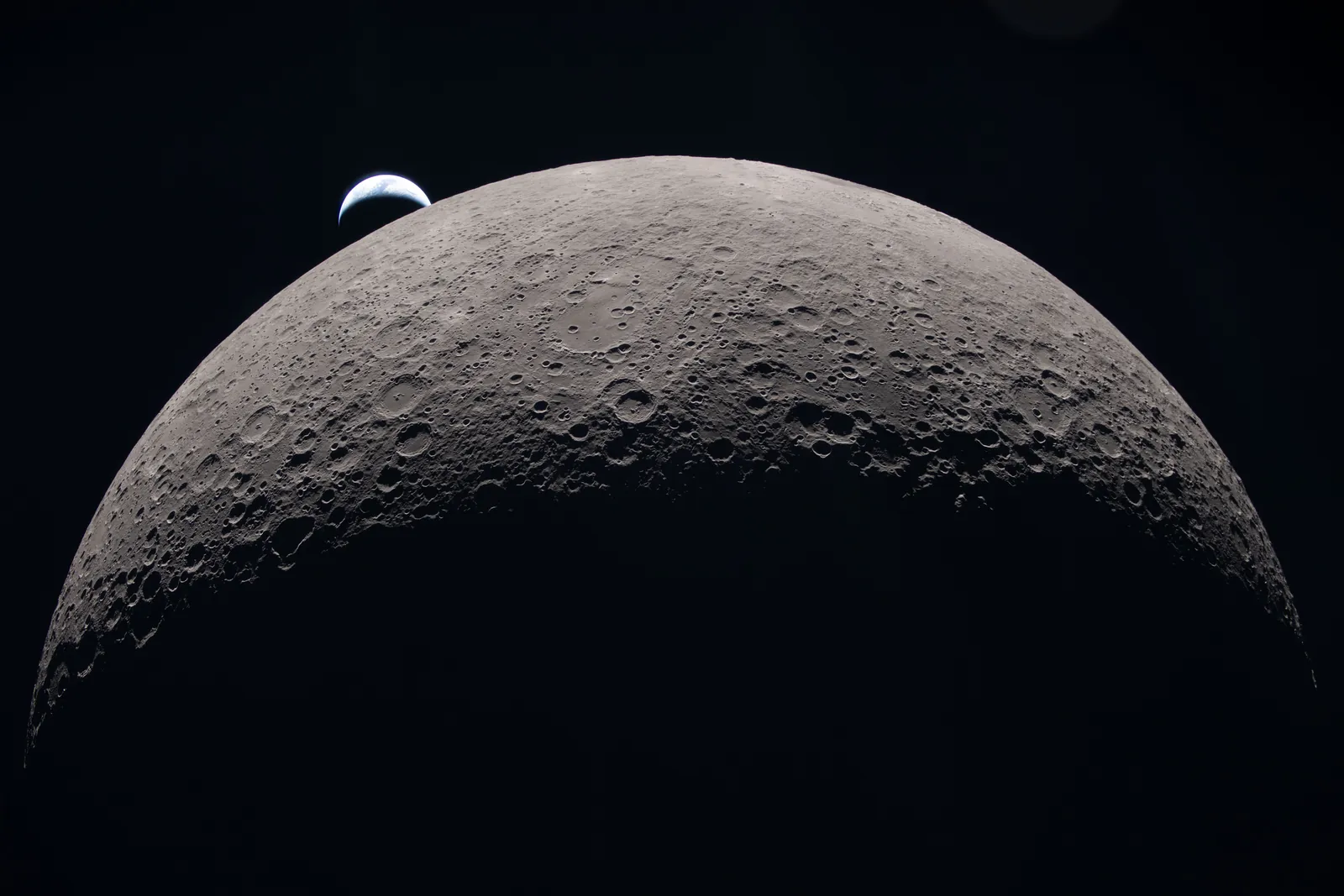Artemis II photo ART002-E-21184: Earthset at 22:41 UTC: Earth sinking behind the Moon