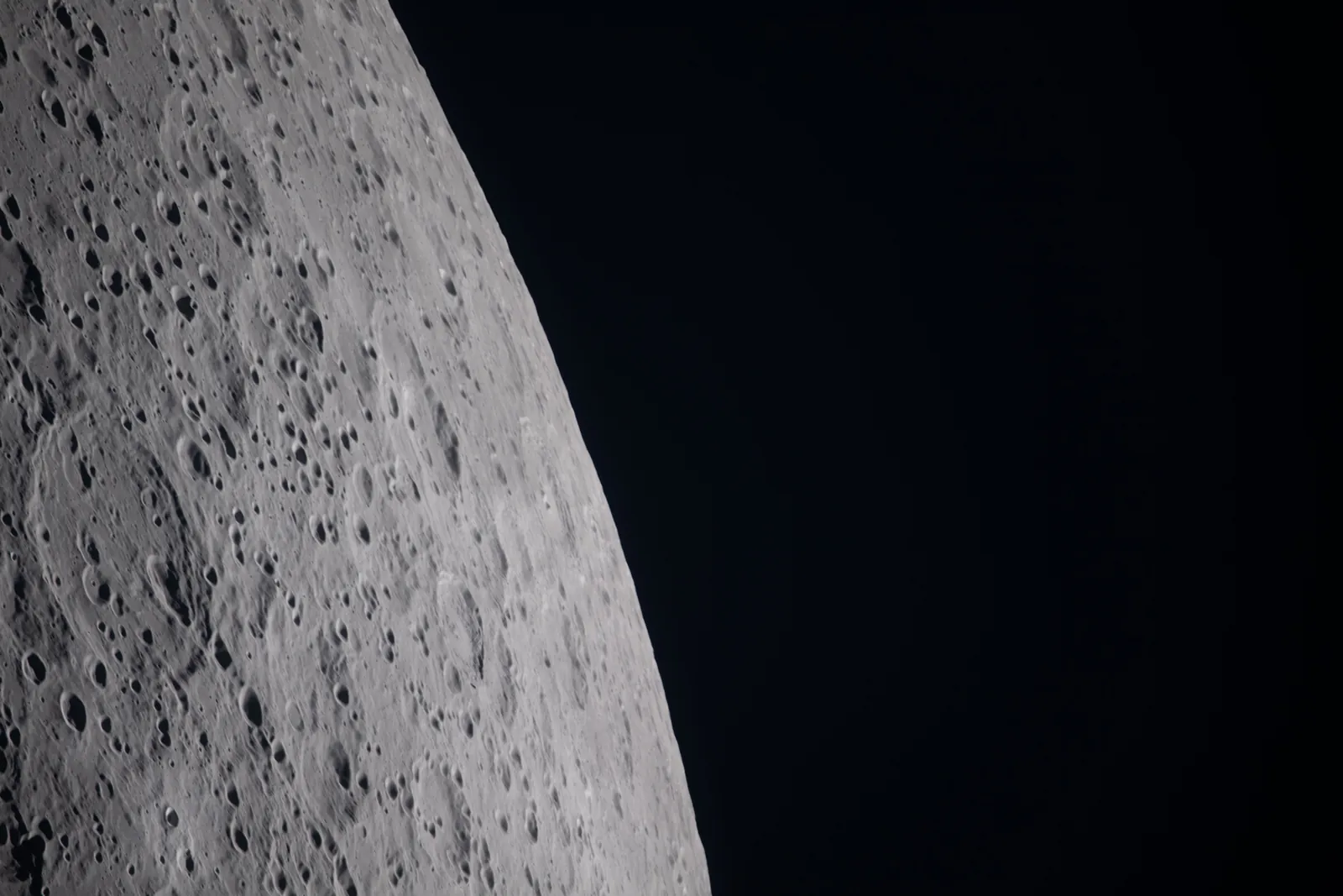 Artemis II photo ART002-E-21317: Earthset at 22:43 UTC: Earth sinking behind the Moon