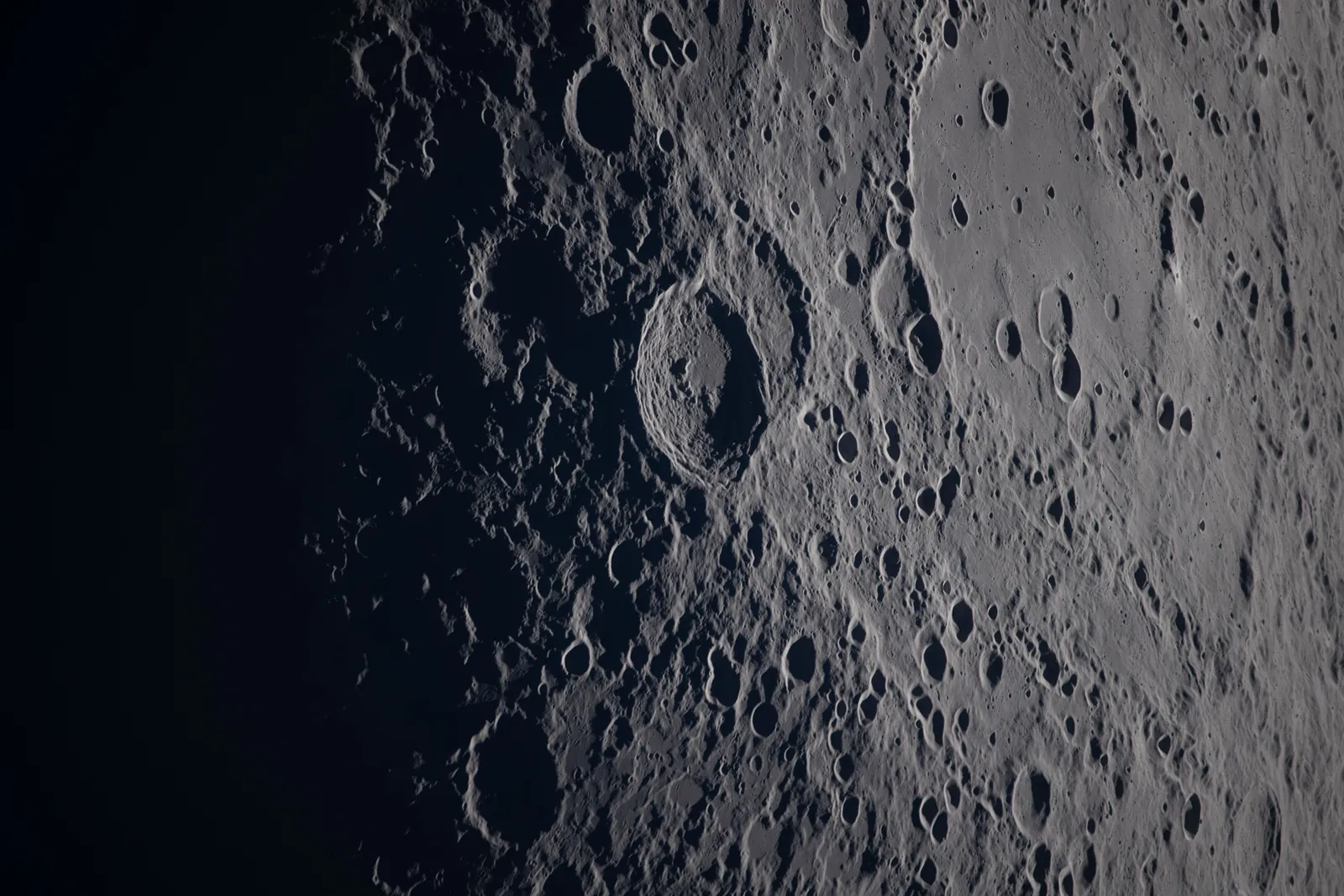 Artemis II photo ART002-E-21357: Earthset at 22:57 UTC: Earth sinking behind the Moon