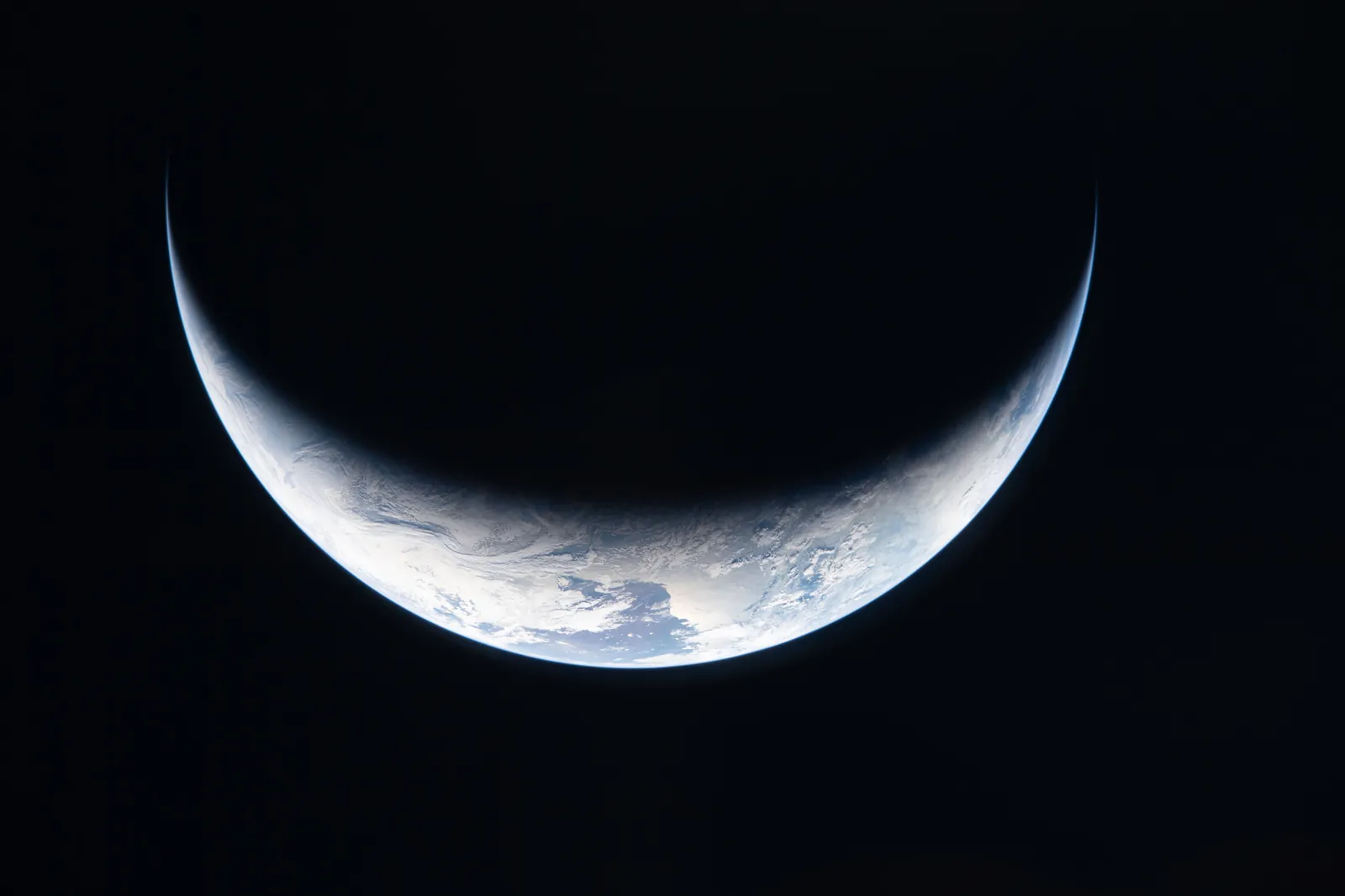 Artemis II photo ART002-E-23749: Earth from 203,846 km, on the way to the Moon