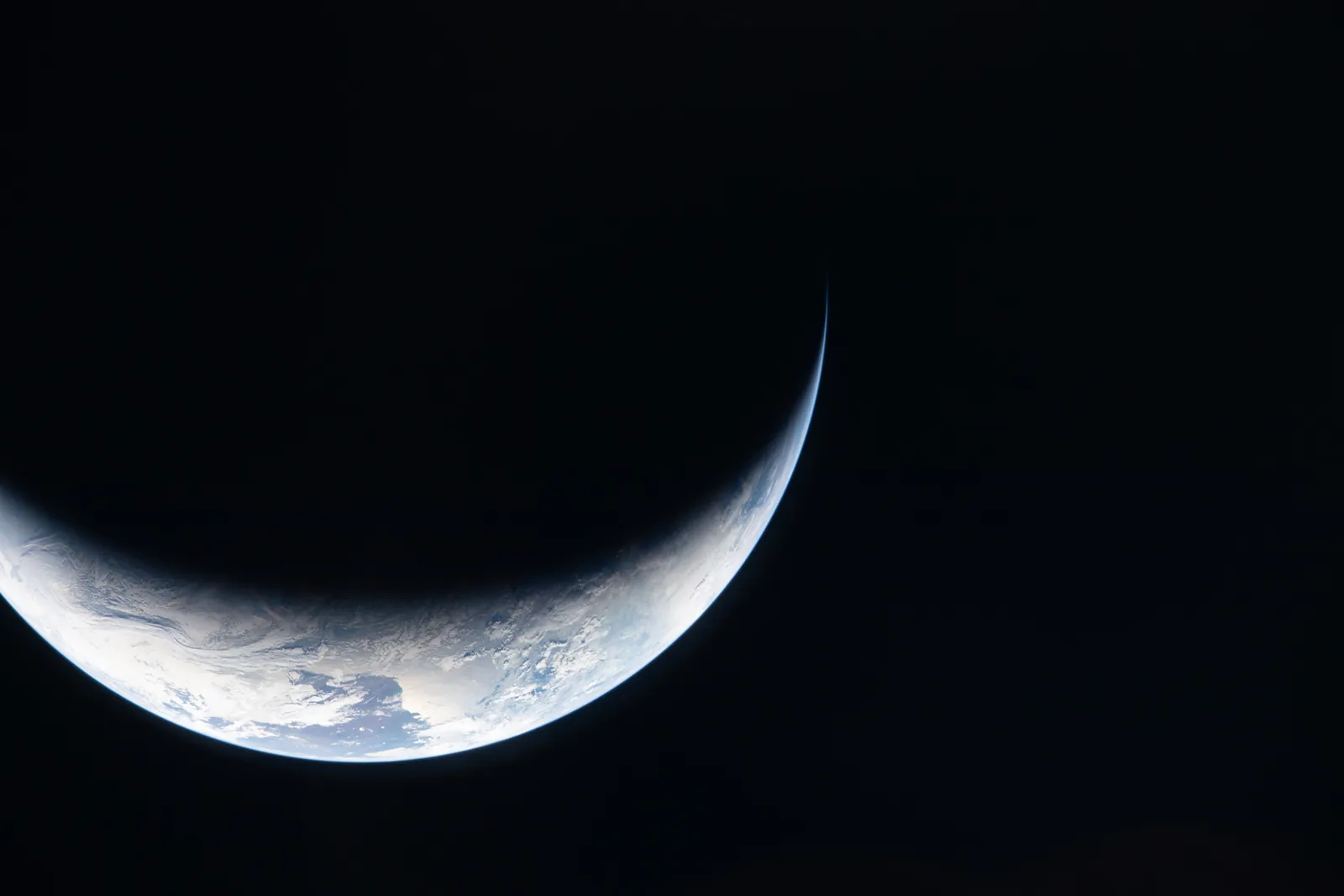Artemis II photo ART002-E-23761: Earth from 203,875 km, on the way to the Moon