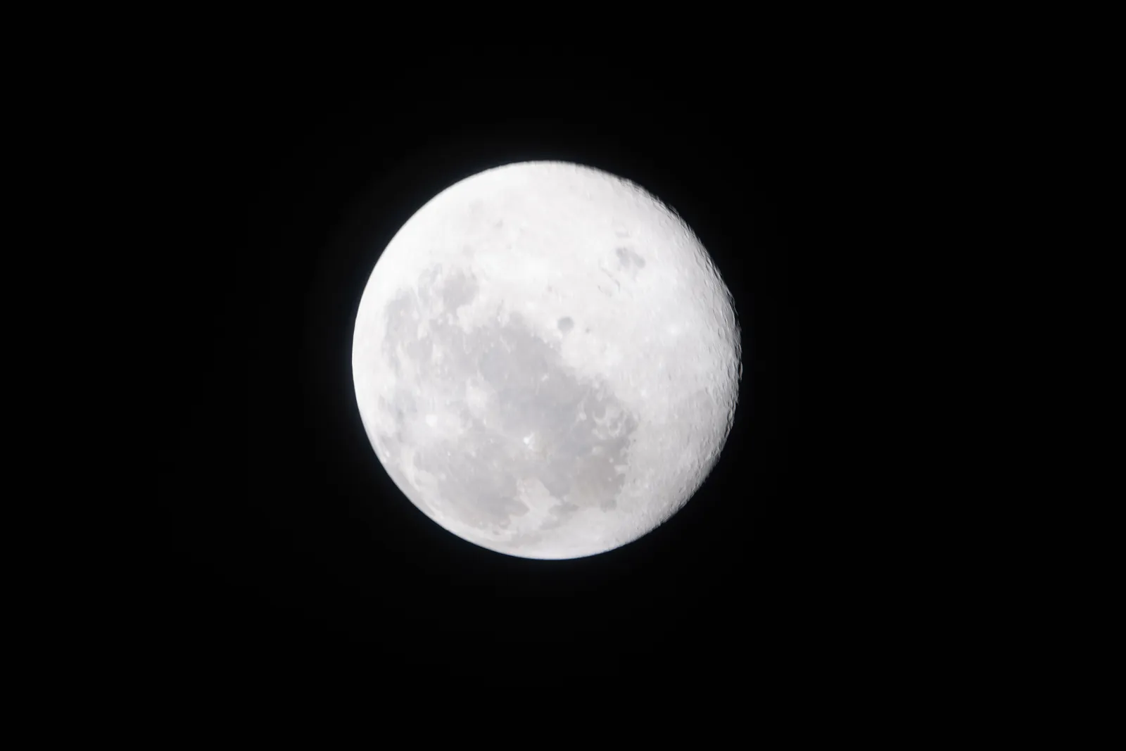 Artemis II photo ART002-E-24032: The Moon ahead, 74,256 km away