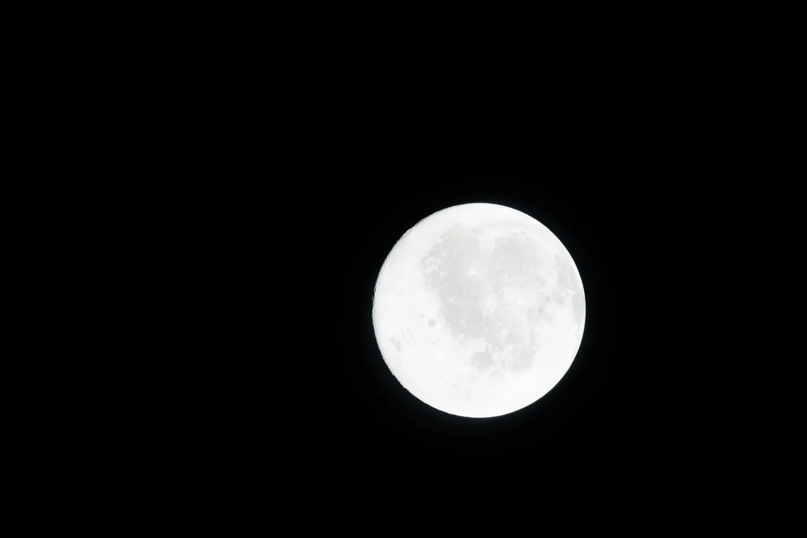 Artemis II photo ART002-E-29941: The Moon ahead, 142,147 km away