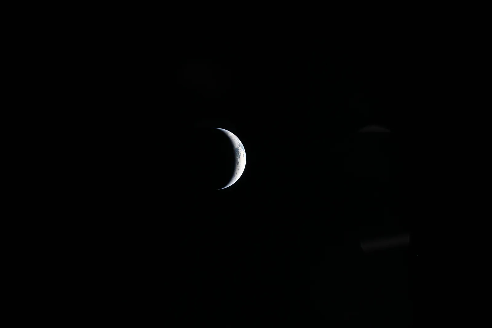 Artemis II photo ART002-E-4458: Earth from 230,863 km, on the way to the Moon