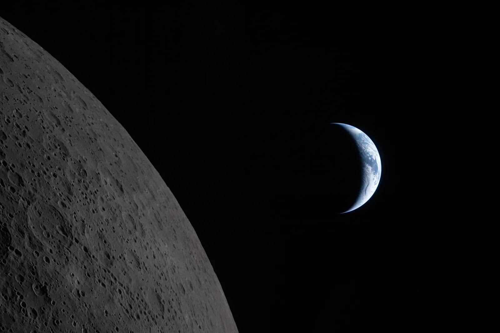 Artemis II photo ART002-E-9285: Earthset at 22:35 UTC: Earth sinking behind the Moon