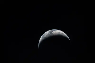 Artemis II photo ART002-E-14066: Earth’s crescent from behind the Moon