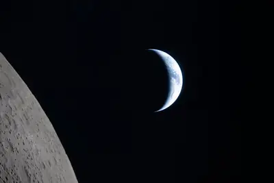 Artemis II photo ART002-E-20936: Earthset at 22:35 UTC: Earth sinking behind the Moon