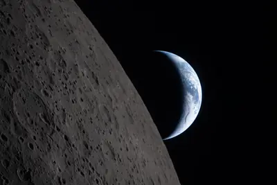 Artemis II photo ART002-E-21151: Earthset at 22:40 UTC: Earth sinking behind the Moon