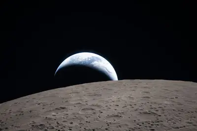 Artemis II photo ART002-E-21193: Earthset at 22:41 UTC: Earth sinking behind the Moon
