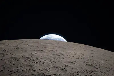 Artemis II photo ART002-E-21261: Earthset at 22:42 UTC: Earth sinking behind the Moon