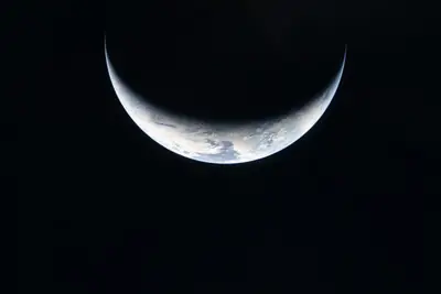 Artemis II photo ART002-E-23736: Earth from 203,731 km, on the way to the Moon