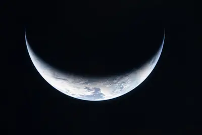 Artemis II photo ART002-E-23749: Earth from 203,846 km, on the way to the Moon