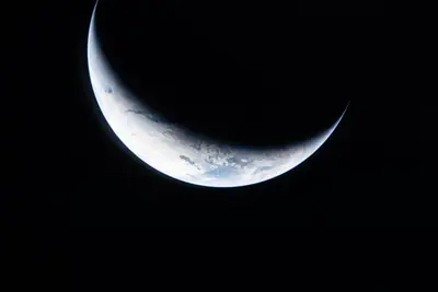 Artemis II photo ART002-E-23896: Earth from 227,512 km, on the way to the Moon