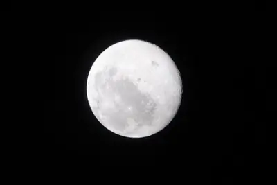 Artemis II photo ART002-E-24032: The Moon ahead, 74,256 km away
