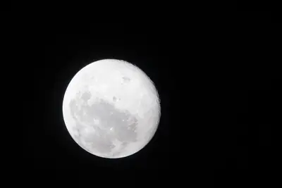 Artemis II photo ART002-E-24041: The Moon ahead, 74,048 km away