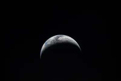 Artemis II photo ART002-E-25086: Earthset at 23:23 UTC: Earth sinking behind the Moon