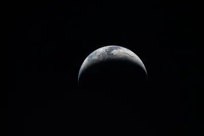 Artemis II photo ART002-E-25140: Earthset at 23:23 UTC: Earth sinking behind the Moon