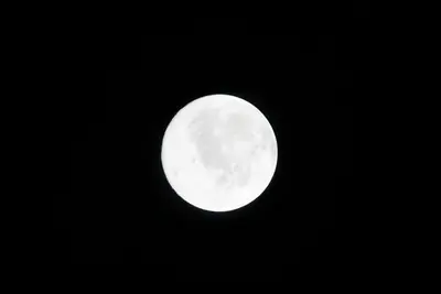 Artemis II photo ART002-E-29950: The Moon ahead, 141,864 km away