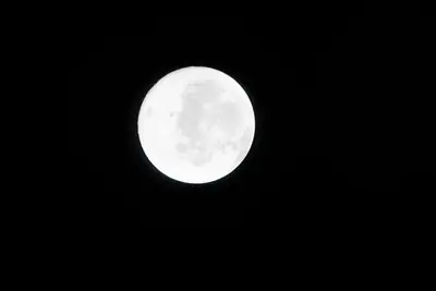 Artemis II photo ART002-E-9053: The Moon ahead, 142,106 km away